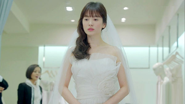 Song Hye Kyo duyên dáng trong bộ váy cưới. Khán giả như bị hớp hồn trước vẻ đẹp của kiều nữ này.